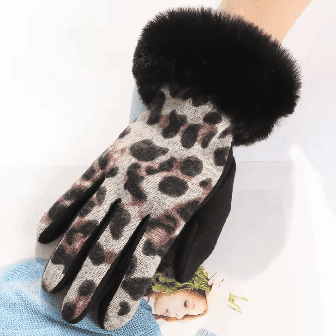 Luva Feminina Animal Print com Detalhe em Pelúcia Forglows