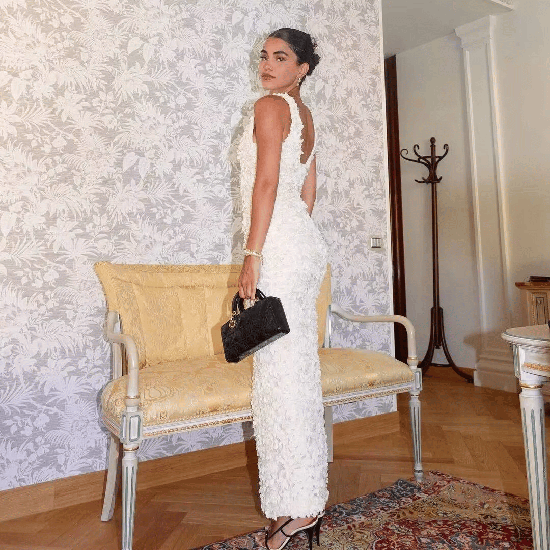 Vestido Feminino Longo em Tule com Aplicação de Flores Forglows