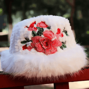 Bucket Feminino Peluciado com Bordado