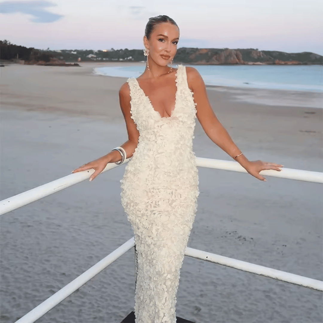 Vestido Feminino Longo em Tule com Aplicação de Flores Forglows