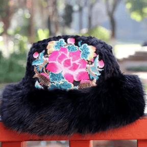 Bucket Feminino Peluciado com Bordado