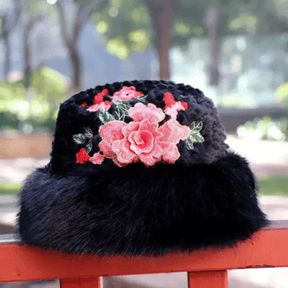 Bucket Feminino Peluciado com Bordado